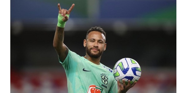 Neymar riceve la maglia da record di 79 gol della Federcalcio brasiliana
